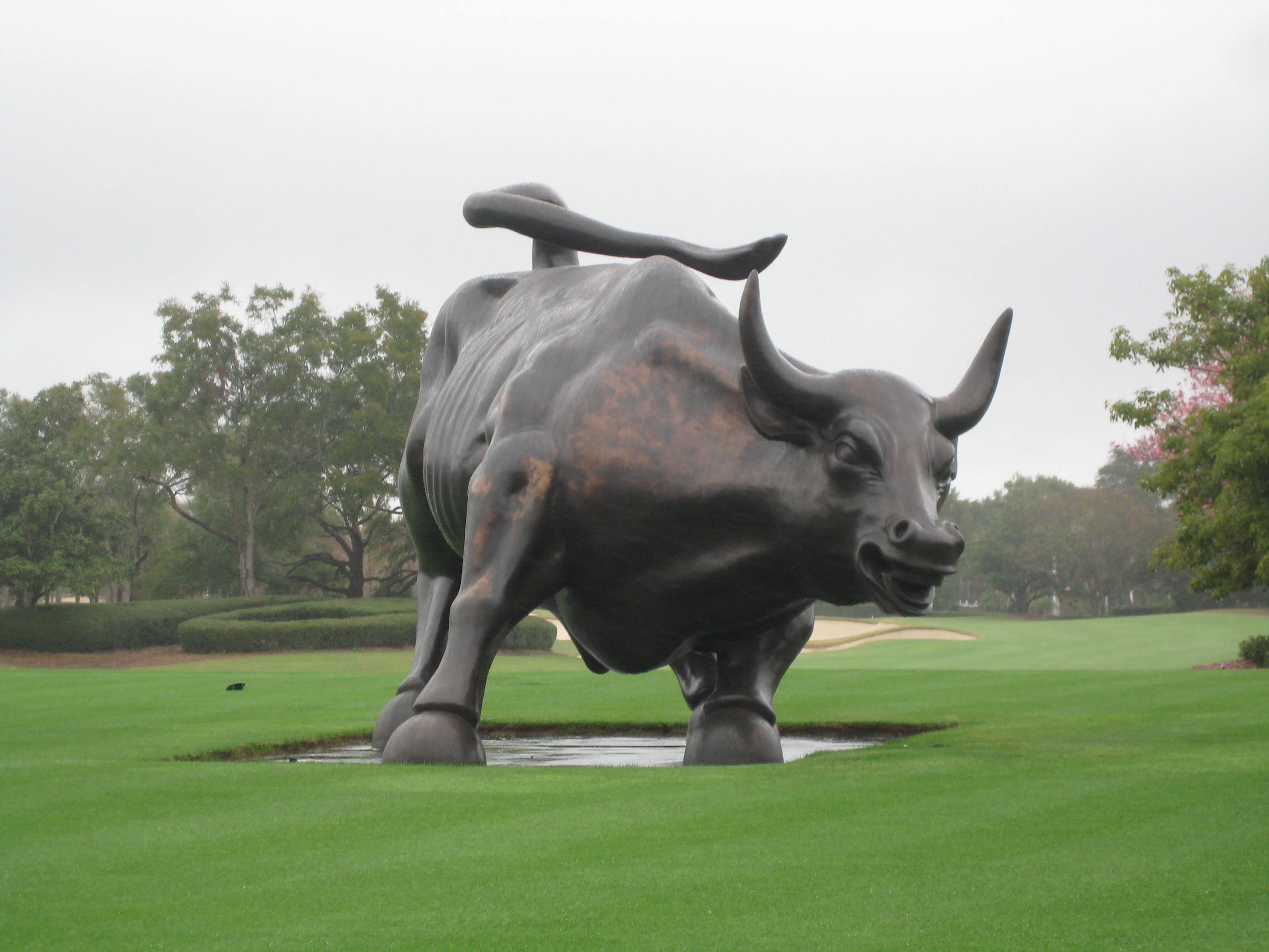 Зе бык кирова. Бык с Уолл стрит. Памятник быку. Скульптура «бык ». Буйвол на памятнике.